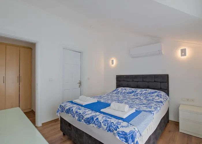 Fethiye Çalış'da Denize Sıfır Özel Plajlı Lüks Daire Daire